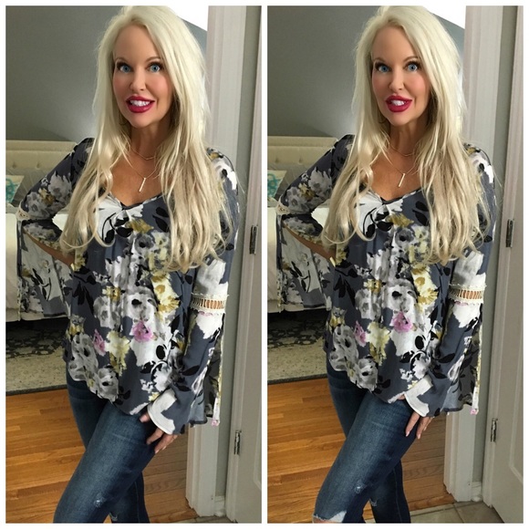 Tops - LAST 2! 💕Floral slit Bell Sleeve Tunic